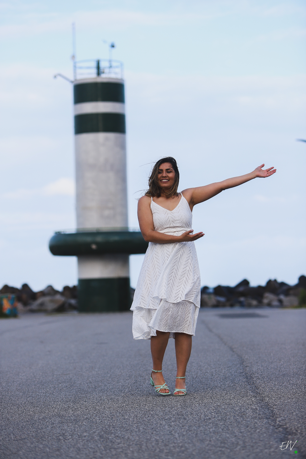Dra. Rose Werner ao lado do farol em Itajaí